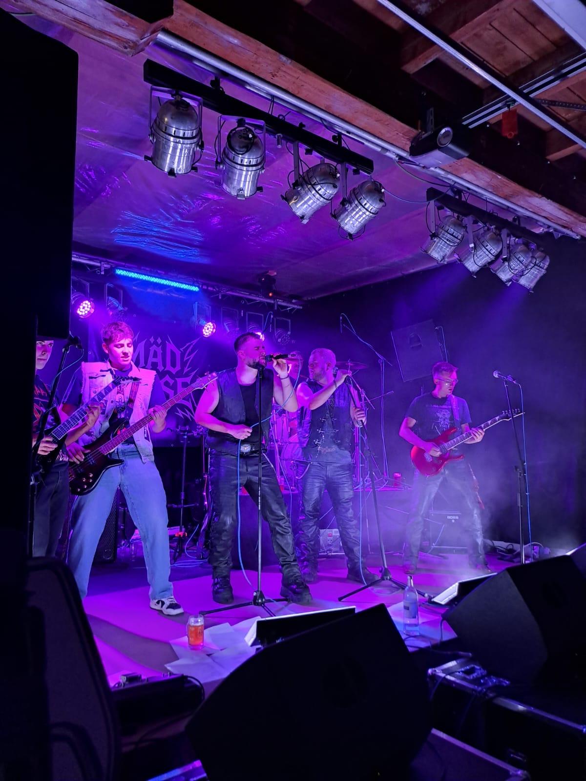Mäd Nöise live auf der Bühne im violetten Bühnenlicht
